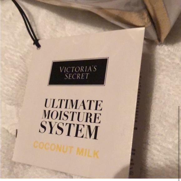 NWT Victoria’s Secret Ultimate Moisture Set. Coconut Milk. RARE HTF - Picture 2 of 5